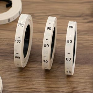 Weiße Cremeweiße Größenetiketten für Bekleidung - Gewebte Größenetiketten - T-Shirt-Größentabellen - Gefaltete Etiketten - XS S M L XL XXL 3XL 4XL - 70 80 90 100 110 120 130