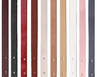 Op de afbeelding: Assortiment van 10 leren riemen in verschillende kleuren, waaronder zwart, rood, bruin, beige, roze en grijs. Elke riem heeft twee gelijkmatig verdeelde gaten.