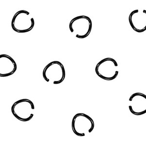 Op de afbeelding: Tien zwarte, open oorringen worden getoond tegen een witte achtergrond. Elke oorring heeft een afgerond, C-vormig ontwerp. De glanzende afwerking van de oorringen zorgt voor een strakke uitstraling. De oorringen zijn gelijkmatig verdeeld.