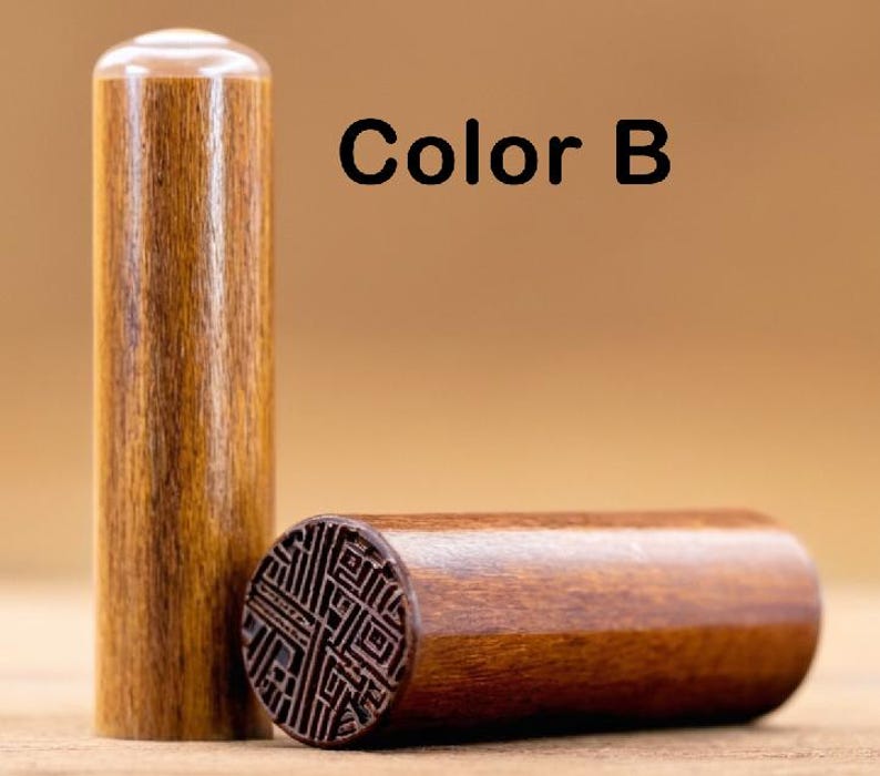 Peut inclure: Deux tampons en bois, l'un avec un motif sculpt&eacute; et l'autre avec une surface lisse. Le tampon avec le motif est &eacute;tiquet&eacute; "Color B".