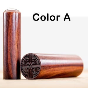 Peut inclure: Deux tampons en bois, l'un avec un motif grav&eacute; et l'autre uni. Le tampon avec le motif est de couleur brun rouge&acirc;tre, tandis que le tampon uni est d'un brun plus fonc&eacute;. Le texte "Color A" est visible sur l'image.