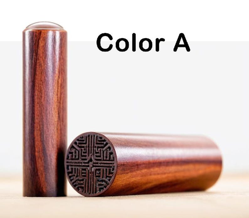 Peut inclure: Deux tampons en bois, l'un avec un motif grav&eacute; et l'autre uni. Le tampon avec le motif est de couleur brun rouge&acirc;tre, tandis que le tampon uni est d'un brun plus fonc&eacute;. Le texte "Color A" est visible sur l'image.