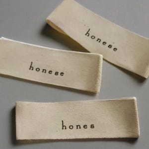 1000 etichette personalizzate per abbigliamento - Etichette in tessuto personalizzate per vestiti Etichette in tessuto pieghevoli fatte a mano - Etichette in tessuto beige crema da cucire e cucire