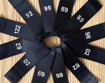 50 etiquetas de poliéster negras para tallas de ropa - Etiquetas tejidas con números - Etiquetas para tallas de camisetas - Etiquetas dobladas - 50 56 62 68 74 80 86 92 98 104 110 116