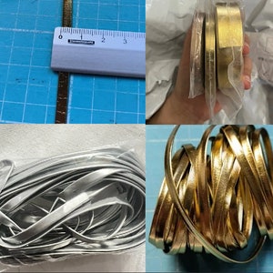 Puede incluir: Dos carretes de cinta, uno plateado y otro dorado. La cinta plateada está en una pila, mientras que la cinta dorada está envuelta alrededor de un tubo de cartón. La cinta dorada tiene un acabado brillante y metálico.