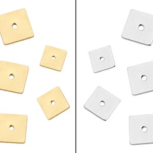 Puede incluir: Un conjunto de 10 cuentas cuadradas de metal con un agujero en el centro. Las cuentas están disponibles en dos colores: oro y plata.