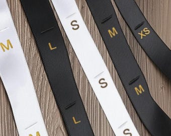 500 etiquetas de tallas para ropa, blancas y negras - Etiquetas tejidas - Etiquetas para tallas de camisetas - Etiquetas dobladas - XS S M L XL XXL 3XL - Etiqueta de satén impresa para coser