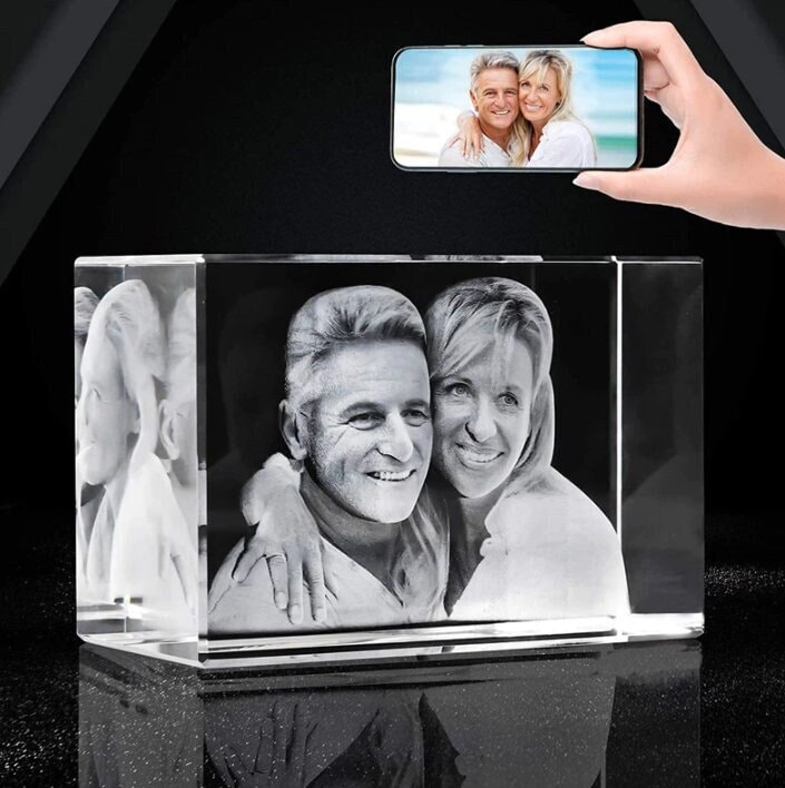 Yesbon Photo en Cristal 3D - Cube de Cristal gravé au Laser 3D découpé à la  Main - Personnalisé avec Gravure personnalisée - Cadeau personnalisé  commémoratif pour Un Anniversaire : : Cuisine et Maison