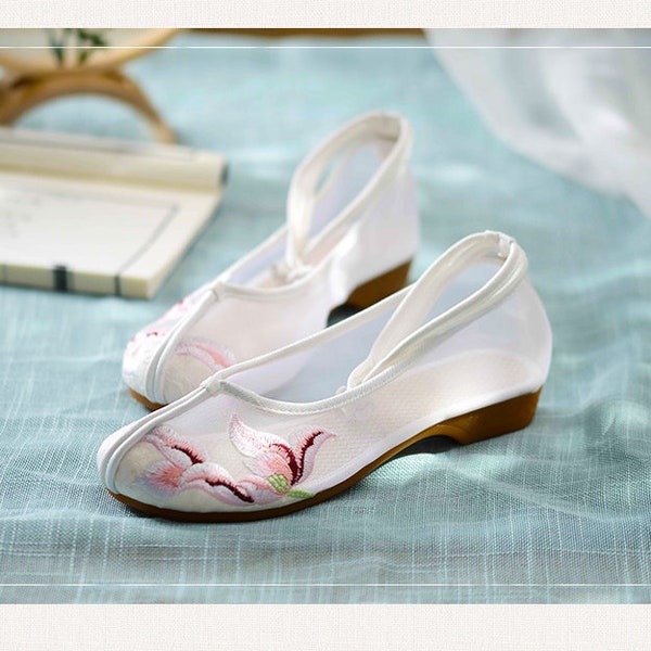 Sandali cinesi. Scarpe tradizionali ricamate. Bianco. Rosa. Sandali da donna. Abbinamento del vestito. Scarpe trasparenti.