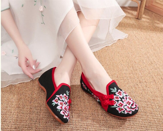 Amazon.com: Holibanna Wooden Geta Sandals Clogs Chinese Japanese Traditional  Shoes Female Kimono Wooden Slippers Sandals Summer Beach Footwear Red :  Clothing, Shoes & Jewelry