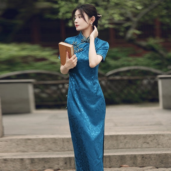 Traditional Chinese Dress. Chinese Embroidered Cheongsam Dress