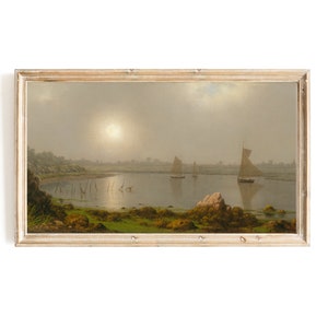 Puede incluir: Una pintura enmarcada que representa una tranquila escena de lago con tres veleros en la distancia. El cielo es de un azul suave con un sol brillante que brilla a través de las nubes. El lago es tranquilo y reflectante, con árboles verdes que bordean la orilla.