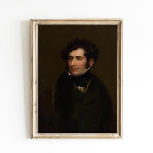 Puede incluir: Una pintura al óleo enmarcada de un hombre con un abrigo negro y un cuello blanco. El hombre tiene el pelo oscuro y una expresión seria. La pintura está sobre un fondo oscuro.