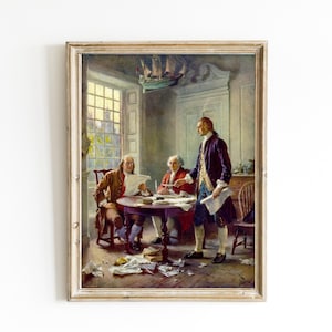 Może przedstawiać: Malowidło przedstawiające trzech mężczyzn w pokoju, dwóch siedzących przy stole z papierami i jednego stojącego. Mężczyźni są ubrani w stroje z XVIII wieku. Pokój jest ozdobiony drewnianymi panelami i oknem z widokiem na miasto.