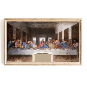Puede incluir: Una pintura enmarcada que representa una escena de la Última Cena. La pintura presenta un grupo de 13 hombres sentados a una mesa larga, con Jesucristo en el centro. La pintura está ambientada en una habitación con un techo abovedado y una ventana en el fondo.