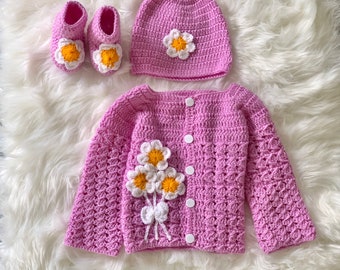 Ensemble nouveau-né au crochet fait main 3 pièces marguerite pourpre floral bébé fille laine nouveau-né - cardigan, chaussons et bonnet inclus - baby shower, cadeau nouveau-né