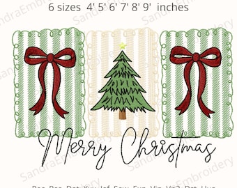 Può includere: Un ricamo natalizio con tre pannelli: un albero di Natale, fiocchi rossi e la scritta "Merry Christmas". Disponibile in 6 misure, da 10,16 cm a 22,86 cm.