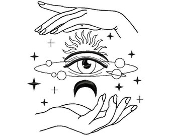 Puede incluir: Un dibujo en blanco y negro de un ojo con un sol encima y una luna creciente debajo. El ojo está rodeado por un anillo de planetas y estrellas. Dos manos están a cada lado del ojo, como si lo sostuvieran.