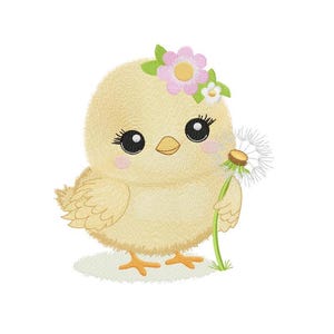Könnte beinhalten: Ein gesticktes gelbes Küken mit Blumenkranz und rosigen Wangen, das einen Löwenzahn hält. Das Design befindet sich auf weißem Hintergrund. Ideal für Oster- oder Frühlingsmotive. Das Küken hat große, ausdrucksstarke Augen.