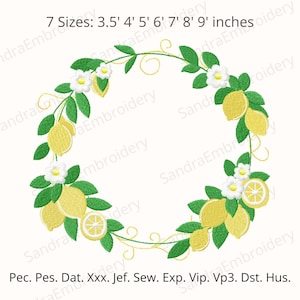 Puede incluir: Un diseño de bordado con una corona de limones, hojas verdes y flores blancas. El diseño incluye el texto "7 Tamaños: 3.5' 4' 5' 6' 7' 8' 9' pulgadas" y abreviaturas de formatos de archivo. Ideal para proyectos de bordado.