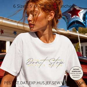 Può includere: Una t-shirt bianca a maniche corte con il testo corsivo nero "Don't Stop" sul petto. L'immagine include un testo che indica 6 dimensioni da 5 a 10 pollici ed elenca vari formati di file digitali come PES, DAT, EXP, HUS, JEF e SEW.