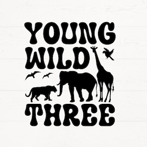 Peut inclure: Design graphique noir et blanc avec le texte "Young Wild Three" dans une police rétro. Le graphique comprend des silhouettes de girafe, d'éléphant, de tigre et d'oiseaux.
