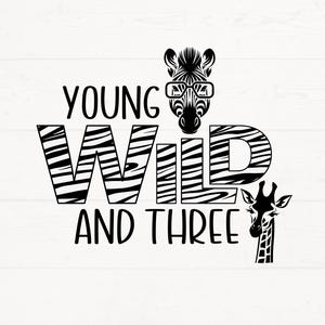 Op de afbeelding: Zwart-wit grafisch ontwerp met de tekst "YOUNG WILD AND THREE". Het woord "WILD" heeft een zebra streepjespatroon. Een zebra met een bril en een giraffe zijn ook afgebeeld.