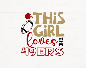 Op de afbeelding: Gouden en rode grafische vormgeving met een voetbal en de tekst "This girl loves the 49ers".
