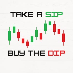 Könnte beinhalten: Weißer Hintergrund mit dem Text "TAKE A SIP" in Schwarz, "BUY THE DIP" in Schwarz und "SIP" und "DIP" in Grün und Rot. In der Mitte befindet sich ein Diagramm mit grünen und roten Candlesticks.