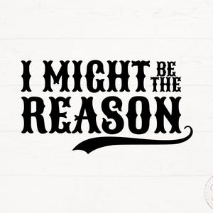 以下が含まれることがあります： 白い背景に黒いテキストで「I MIGHT BE THE REASON」と書かれた画像。太字の装飾的なフォントを使用。テキストは中央に配置され、「REASON」の下には曲線が引かれています。右下隅には小さな円形のロゴがあります。