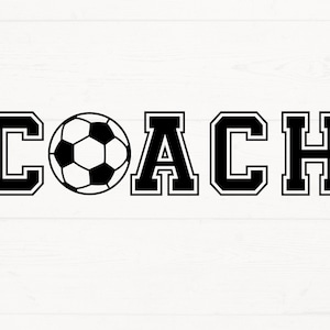 Könnte beinhalten: Schwarzweißgrafik des Wortes "COACH" mit einem Fußball in der Mitte des Wortes.