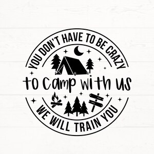 No tienes que estar loco para acampar con nosotros. Te entrenaremos. Svg, Camping SVG, Camping PNG, Diseño de camisetas de camping, Descarga digital de camping