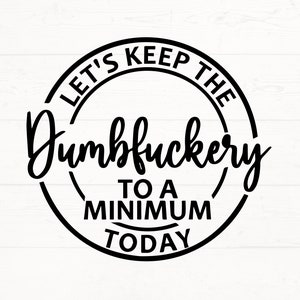 Puede incluir: Diseño gráfico en blanco y negro con el texto "LET'S KEEP THE DUMBFUCKERTY TO A MINIMUM TODAY" en un diseño circular. El texto está en negrita, fuente sans-serif, sobre un fondo blanco con vetas de madera.