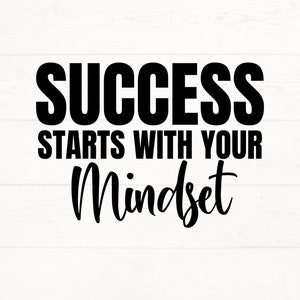 Op de afbeelding: Motiverende quote op een witte houten achtergrond. De zwarte tekst luidt "SUCCESS STARTS WITH YOUR Mindset". Het woord "SUCCESS" is vetgedrukt en zonder schreef, "Mindset" is cursief.
