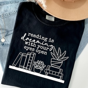 Lezen is dromen met je ogen open Svg Png, Bookish Svg, Book Lover Shirt Design Svg, boeken lezen Svg png, boekentas Svg