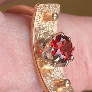 garnet ring made of 750/000 red gold