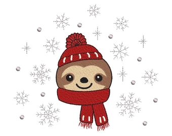 Op de afbeelding: Een schattig cartoon-luiaard die een rode gebreide muts met een witte pompon en een rode sjaal draagt. De luiaard wordt omringd door sneeuwvlokken.