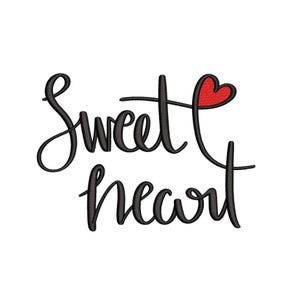 Può includere: Su sfondo bianco, la scritta "Sweet heart" è in nero. La parola "Sweet" è in corsivo, mentre "heart" è scritta in uno stile più semplice. Un cuore rosso sostituisce la lettera "e" di "Sweet".
