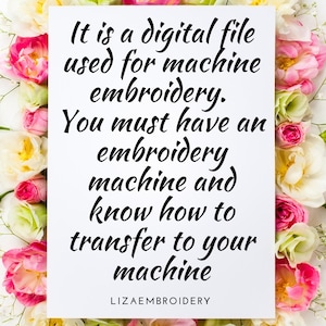 Op de afbeelding: Witte rechthoekige kaart met zwarte tekst over digitale borduurbestanden, omringd door roze, gele en witte bloemen. De tekst luidt: "Het is een digitaal bestand dat wordt gebruikt voor machinaal borduren. Je moet een borduurmachine hebben."
