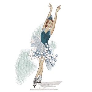 Può includere: Una pattinatrice artistica blu e bianca con una gonna bianca e un corpetto blu. La pattinatrice è su una pista di ghiaccio bianca con uno sfondo blu chiaro.