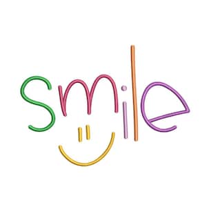 以下が含まれることがあります： 白い背景にカラフルな刺繍デザイン。「smile」の文字は緑、ピンク、紫、オレンジ色の糸で刺繍されています。黄色のスマイリーフェイスがデザインに組み込まれています。