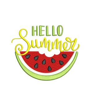 Può includere: Un ricamo giallo e verde con una fetta di anguria e il testo "Hello Summer" in un font corsivo giallo.