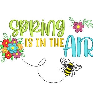 Puede incluir: Diseño de bordado "La primavera está en el aire" con una abeja, flores y el texto "Spring is in the air" en un estilo colorido y caprichoso.