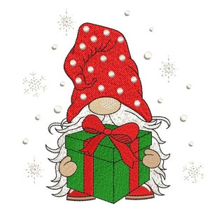 Könnte beinhalten: Ein roter und weißer Gnom mit weißem Bart hält eine grün und rot verpackte Geschenkbox. Der Gnom ist von weißen Schneeflocken umgeben.