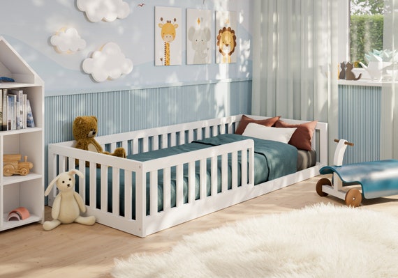 Letto per bambini, 90 x 200 cm, letto singolo in legno di pino, con protezione antitorsione, struttura letto con recinzione e rete a doghe, letto per ragazzi