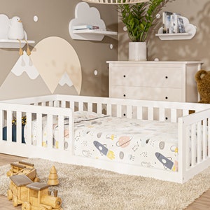 Bodenbett 90 x 200 cm, Kinderbett aus Kiefernholz mit Rausfallschutz in Weiß, Montessori-Bett, Lit enfant,Letto per bambini Bild 4