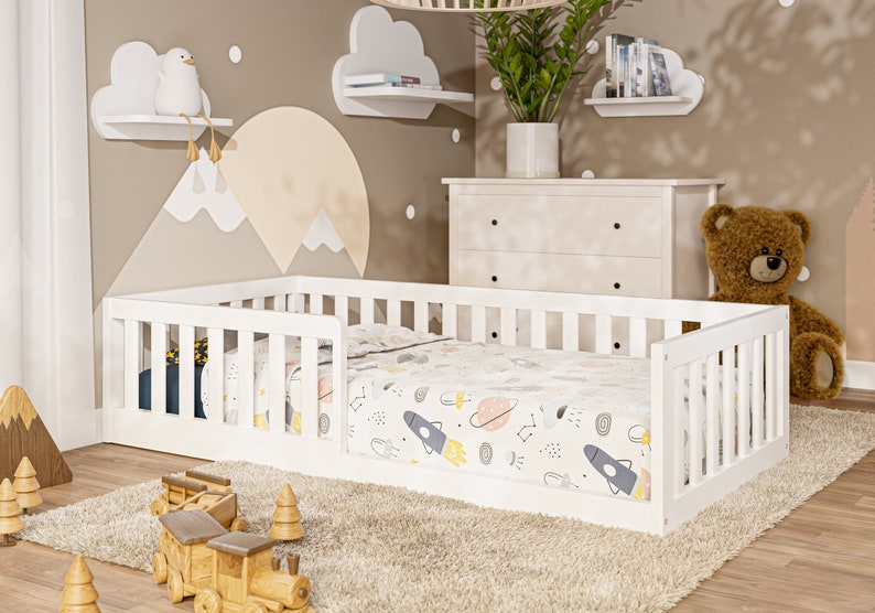 Bodenbett 90 x 200 cm, Kinderbett aus Kiefernholz mit Rausfallschutz in Weiß, Montessori-Bett, Lit enfant,Letto per bambini Bild 4