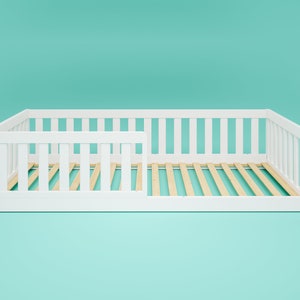 Bodenbett 90 x 200 cm, Kinderbett aus Kiefernholz mit Rausfallschutz in Weiß, Montessori-Bett, Lit enfant,Letto per bambini Bild 7