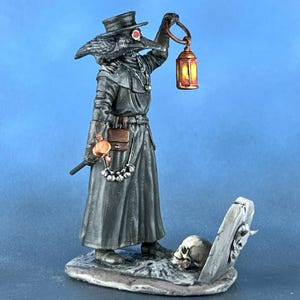 Handcrafted Plague Doctor Resin Figure - Tabletop Miniature for Gaming
