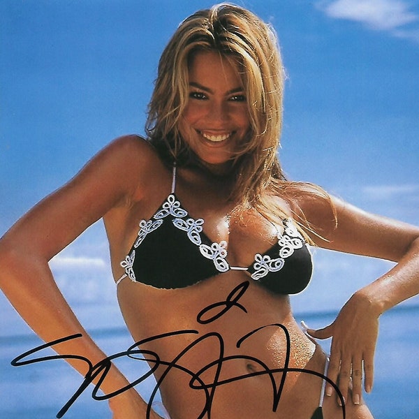 SOFIA VERGARA Autographed 8 x 10 Signed Photo COA